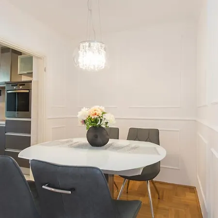 Parentium Apartment